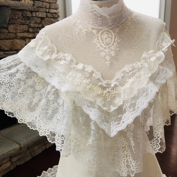 SOLD 🎈Lace Wedding Dress - Picture 9 of 16